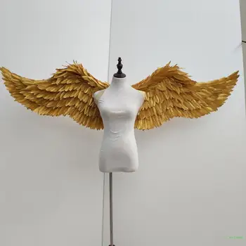 uma performance no palco do ouro e da prata plumas das asas de anjo Passarela modelo mostra