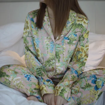 Luxo de Impressão Mulher de Pijama em Cetim Conjunto de 2 peças, Com Calças de Senhoras virada para Baixo de Gola Casa Pano de Seda Pijamas Terno Para o sexo Feminino 2022 Novo