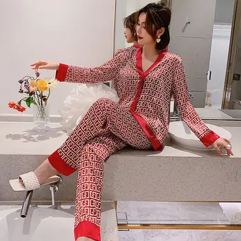 As mulheres do Pijama Conjunto de Decote em V Design de Luxo Cruz Letra Imprimir Pijamas de Seda Como Feminino Casual Home de Roupas de Tamanho Grande de Dormir