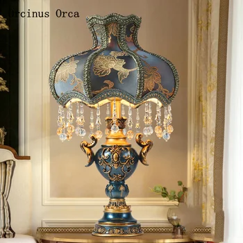 Alto grau Europeia retro lâmpada de mesa mesa de cabeceira quarto lâmpada Americano de luxo criativo sala de estudo esculpido em resina lâmpada de mesa